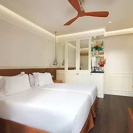 Hotel H10 Universitat (adults Only)