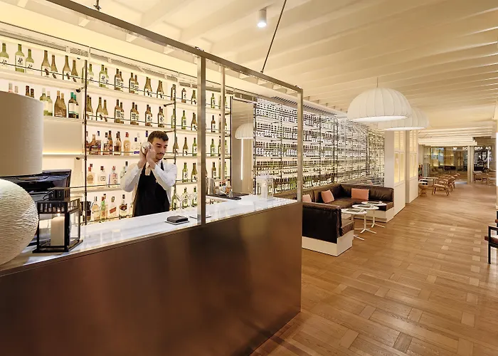 إتش 10 أونيفيرسيتات فندق 4*