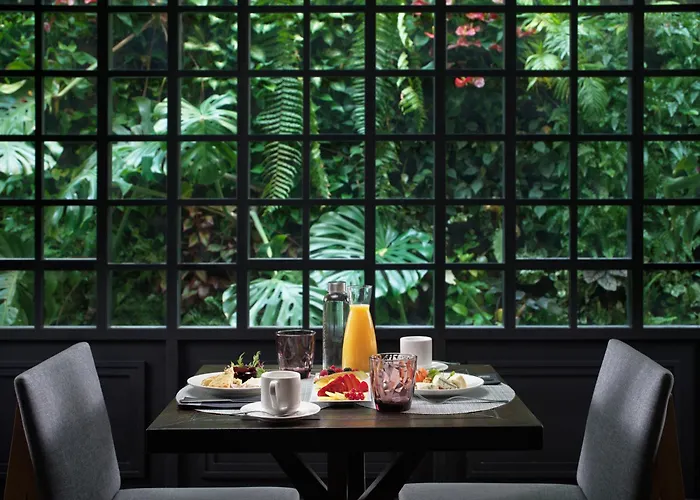 إتش 10 أونيفيرسيتات فندق