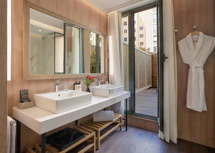 إتش 10 أونيفيرسيتات فندق 4*