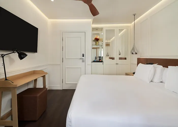 فندق إتش 10 أونيفيرسيتات