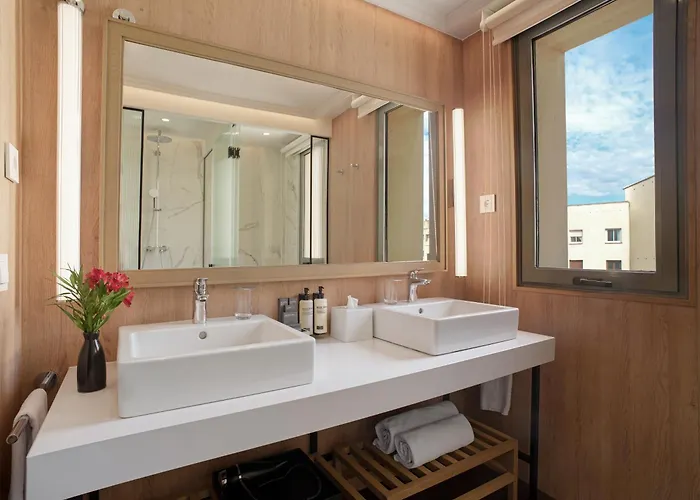 إتش 10 أونيفيرسيتات فندق 4*