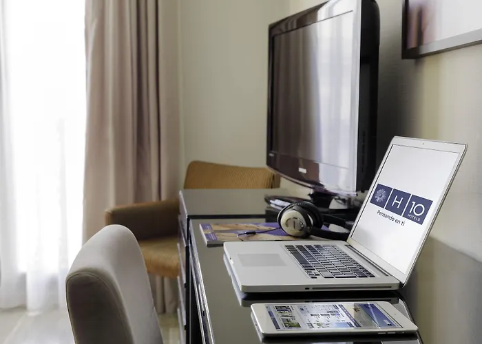 إتش 10 أونيفيرسيتات فندق 4*