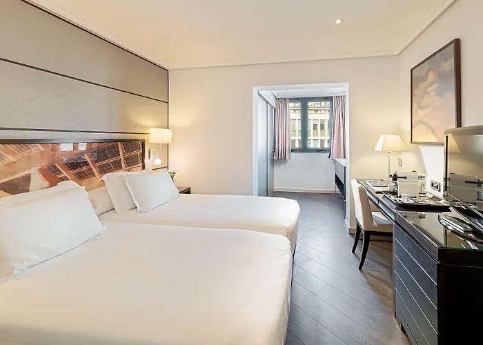 إتش 10 أونيفيرسيتات فندق 4*